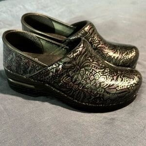 DANSKO PROFESSIONAL HENNA FLORAL PATENT
CLOGS IRIDESCENT SIZE 36 US Size‎ 5.5-6